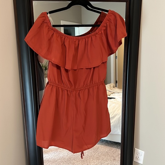 Burnt orange shorts romper . Can be work off shoulder size large - Picture 4 of 4